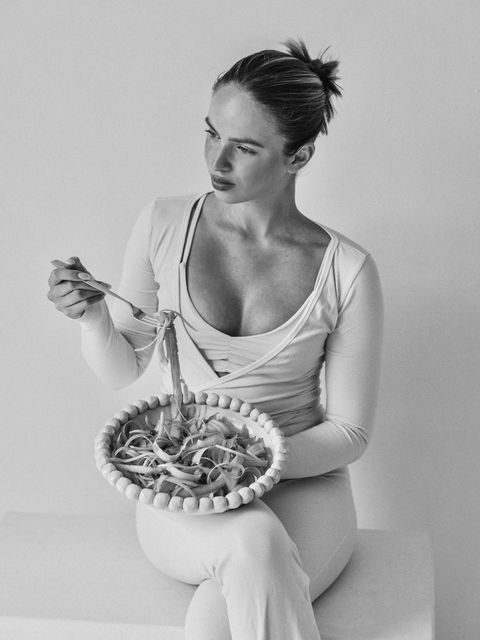 Zwart-witfoto van Ninalotte die een salade eet